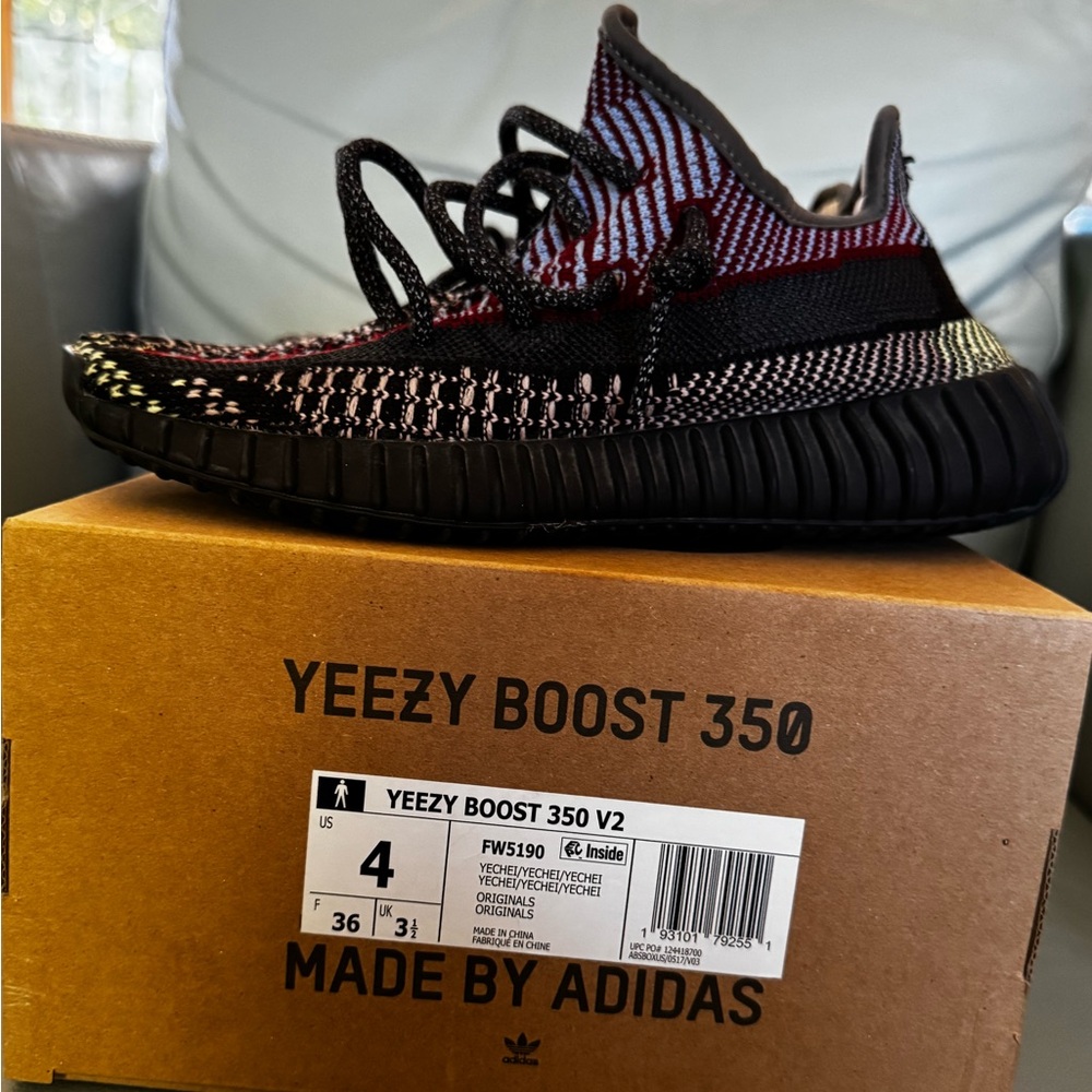 Yeezy 350 v2 Yecheil Non-Reflective size 4, great condition.